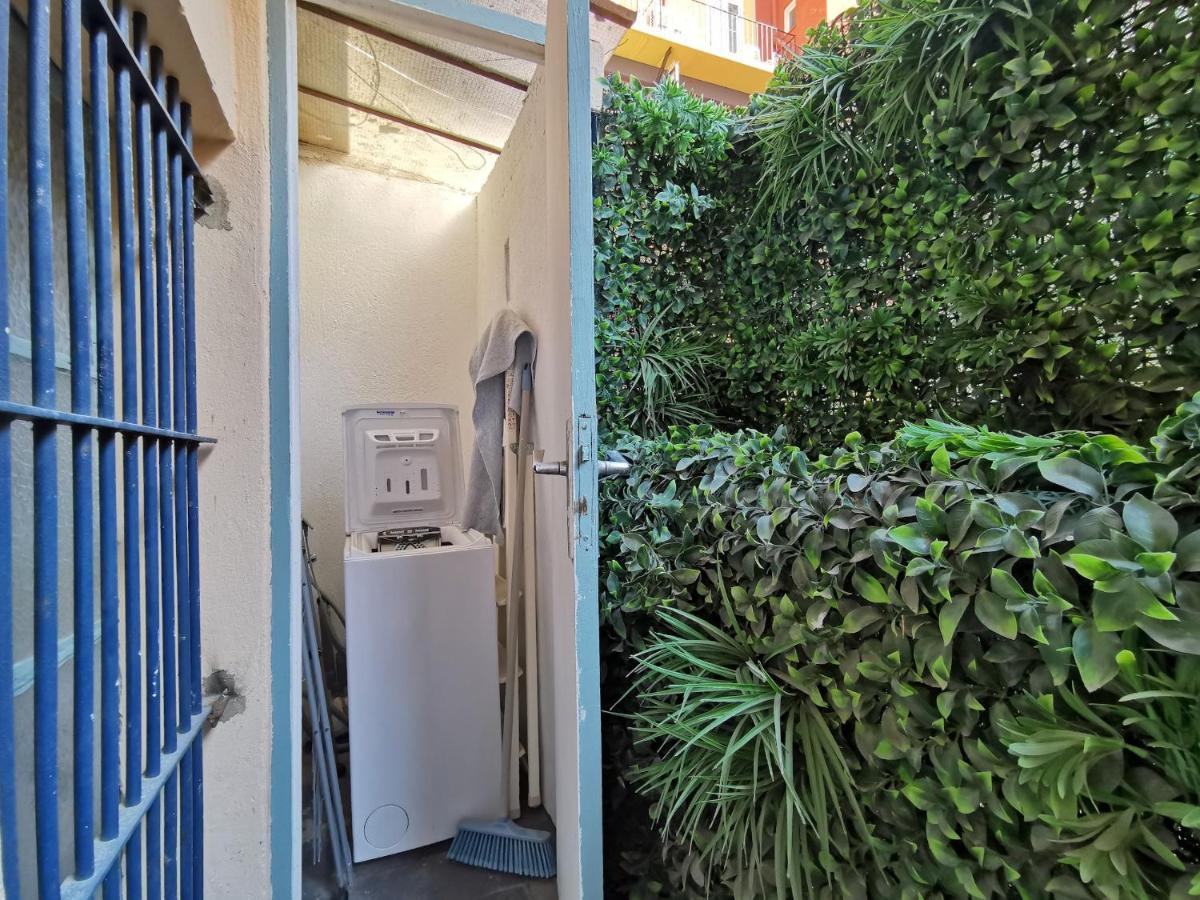 Le Petit Balcon By Guys Niza